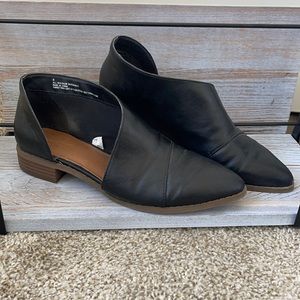 Black pointed toe flats